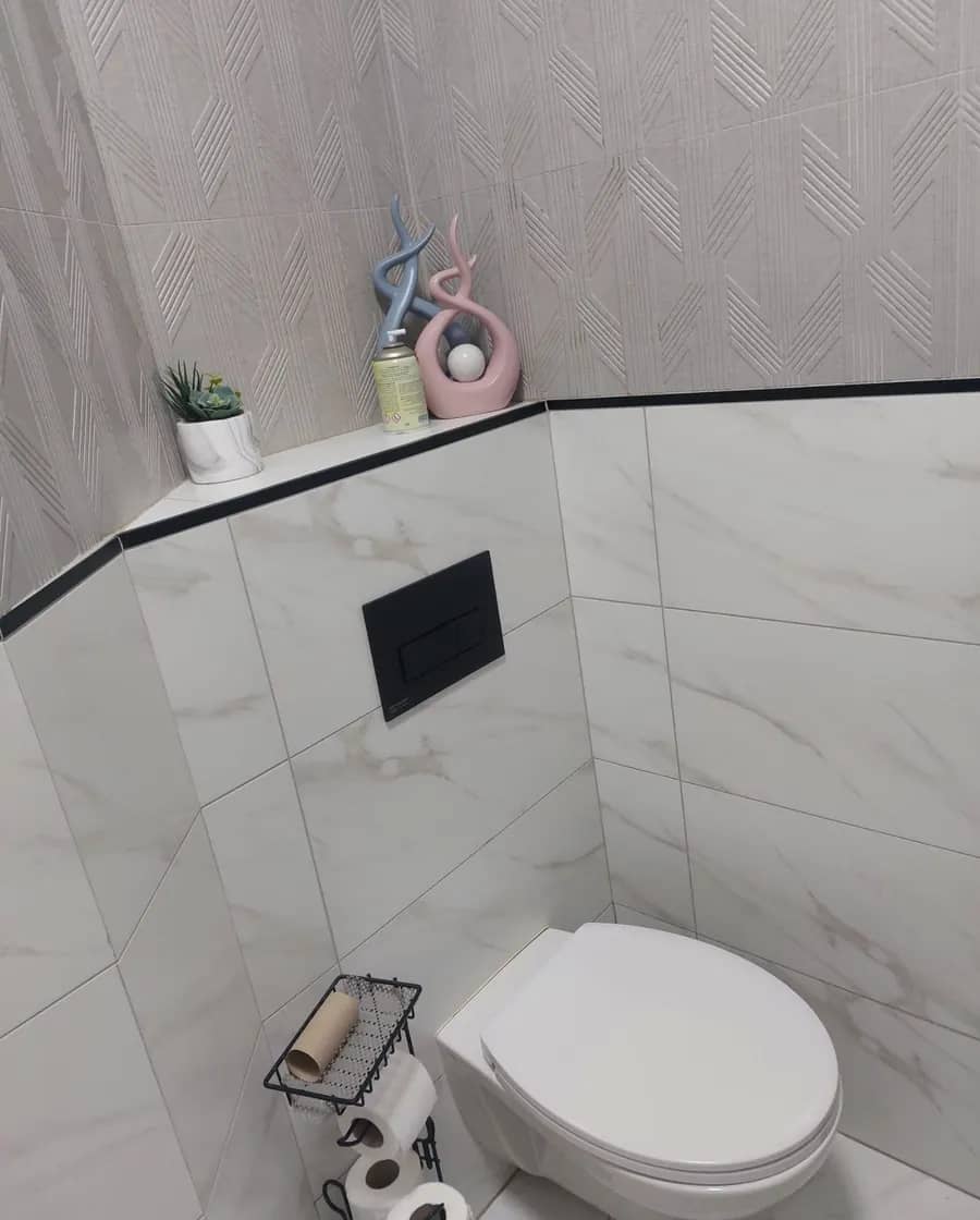 שירותים משופצים עם קרמיקה ועבודה נקייה